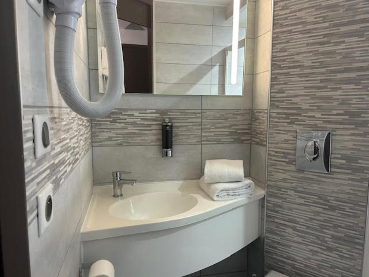 Val Hotel Montbeliard Sud Valentigney Eksteriør billede